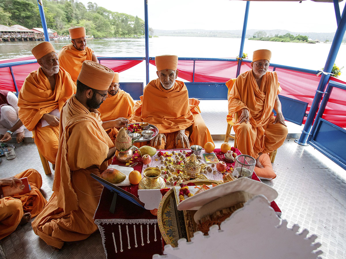 Param Pujya Mahant Swami Maharaj performs the mahapuja rituals