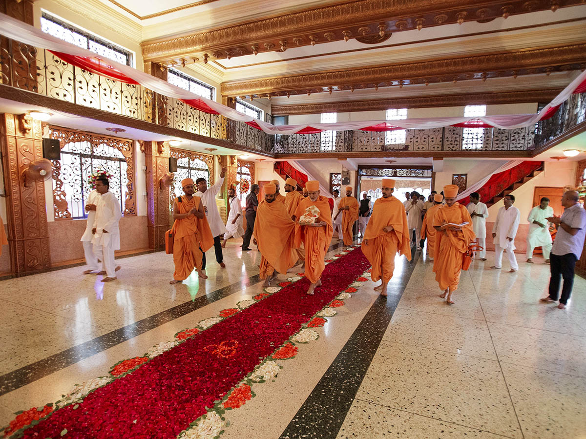 Param Pujya Mahant Swami Maharaj arrives at BAPS Shri Swaminarayan Mandir, Jinja