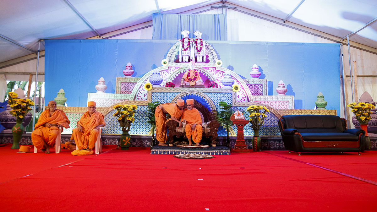 Swamishri, Pujya Ishwarcharan Swami and Atmaswarup Swami during the assembly