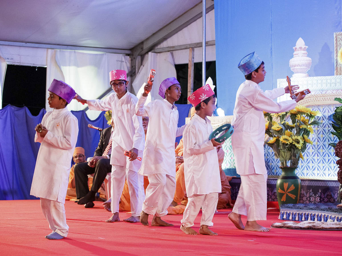 Children perform a cultural dance before Swamishri