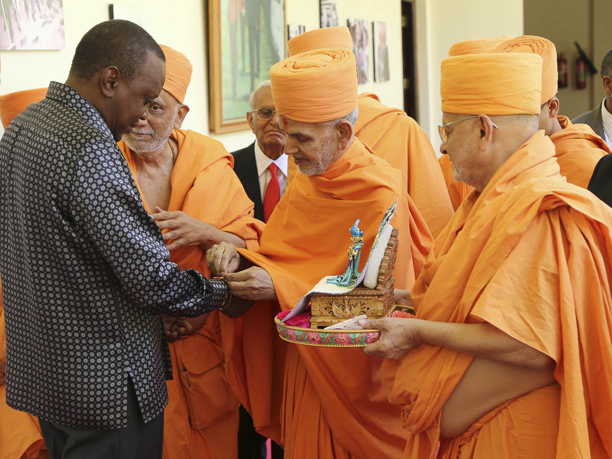 Param Pujya Mahant Swami Maharaj ties nadachhadi on HE Uhuru Kenyatta