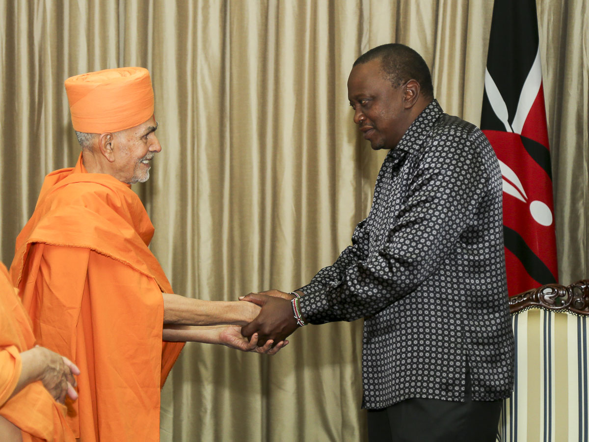 Param Pujya Mahant Swami Maharaj meets HE Uhuru Kenyatta