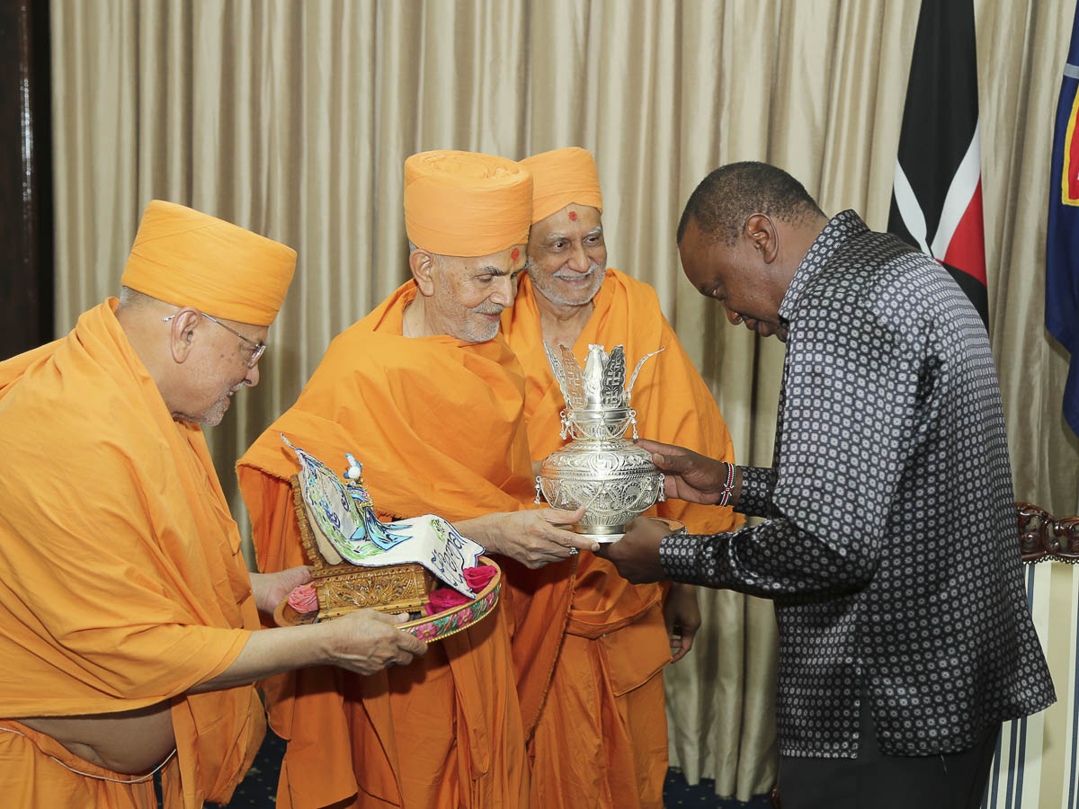 Param Pujya Mahant Swami Maharaj presents a memento to HE Uhuru Kenyatta