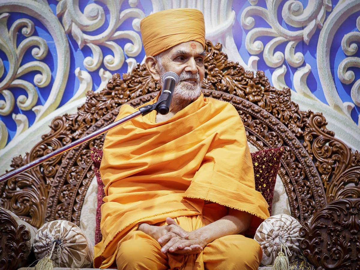 Swamishri blesses the assembly, 7 Apr 2017