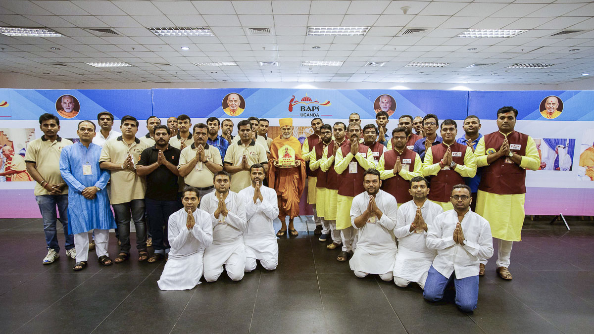 Karykars with Swamishri, 8 Apr 2017