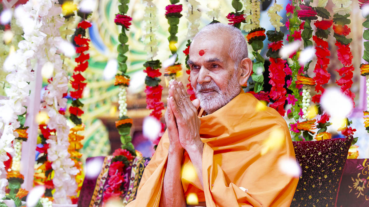 Swamishri greets devotees with 'Jai Swaminarayan', 8 Apr 2017