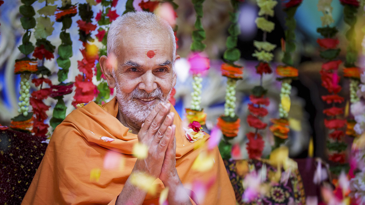 Swamishri greets devotees with 'Jai Swaminarayan', 8 Apr 2017