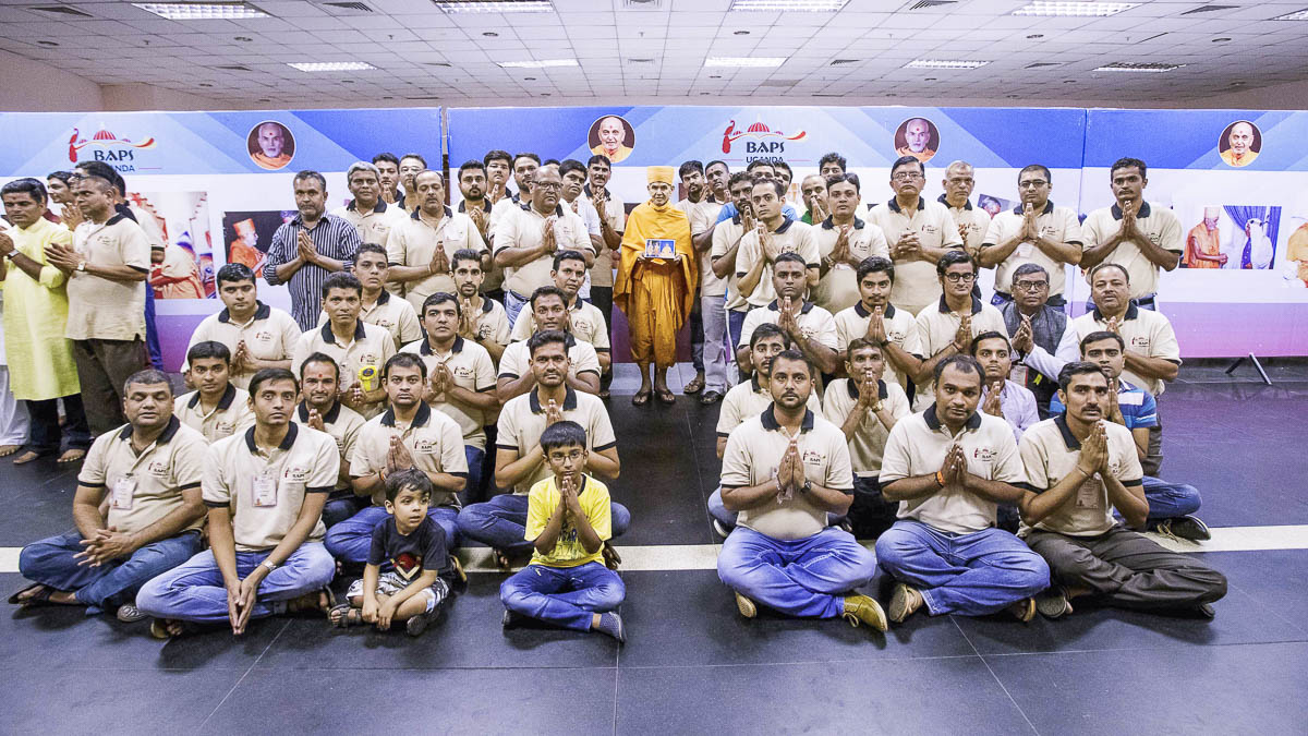 Karyakars with Swamishri, 9 Apr 2017