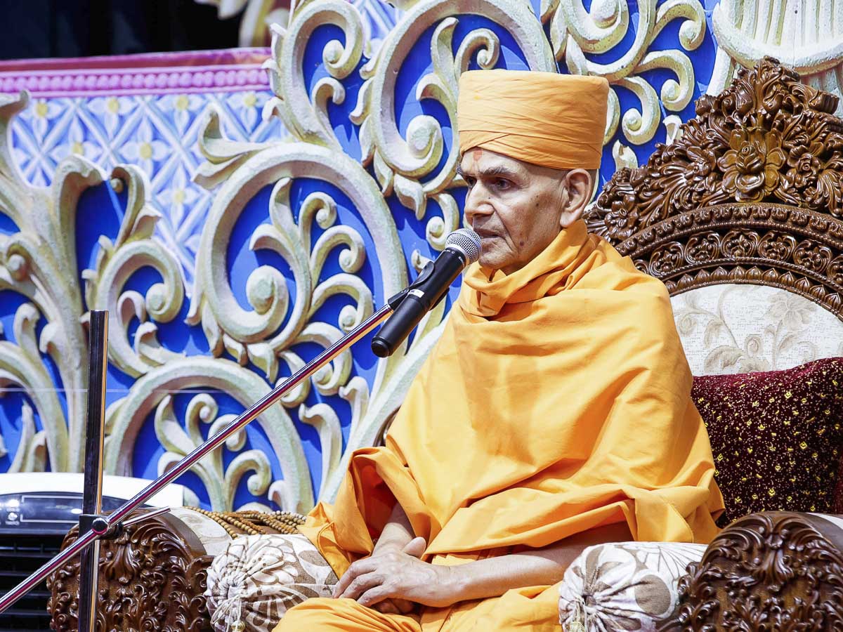Swamishri blesses the assembly, 9 Apr 2017