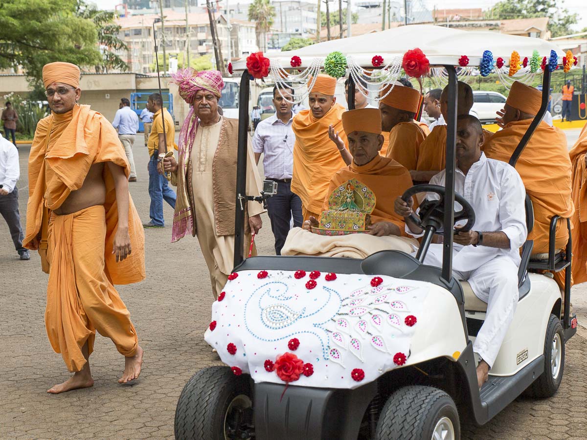 HH Mahant Swami Maharaj arrives at BAPS Shri Swaminarayan Mandir, Nairobi, 12 Apr 2017