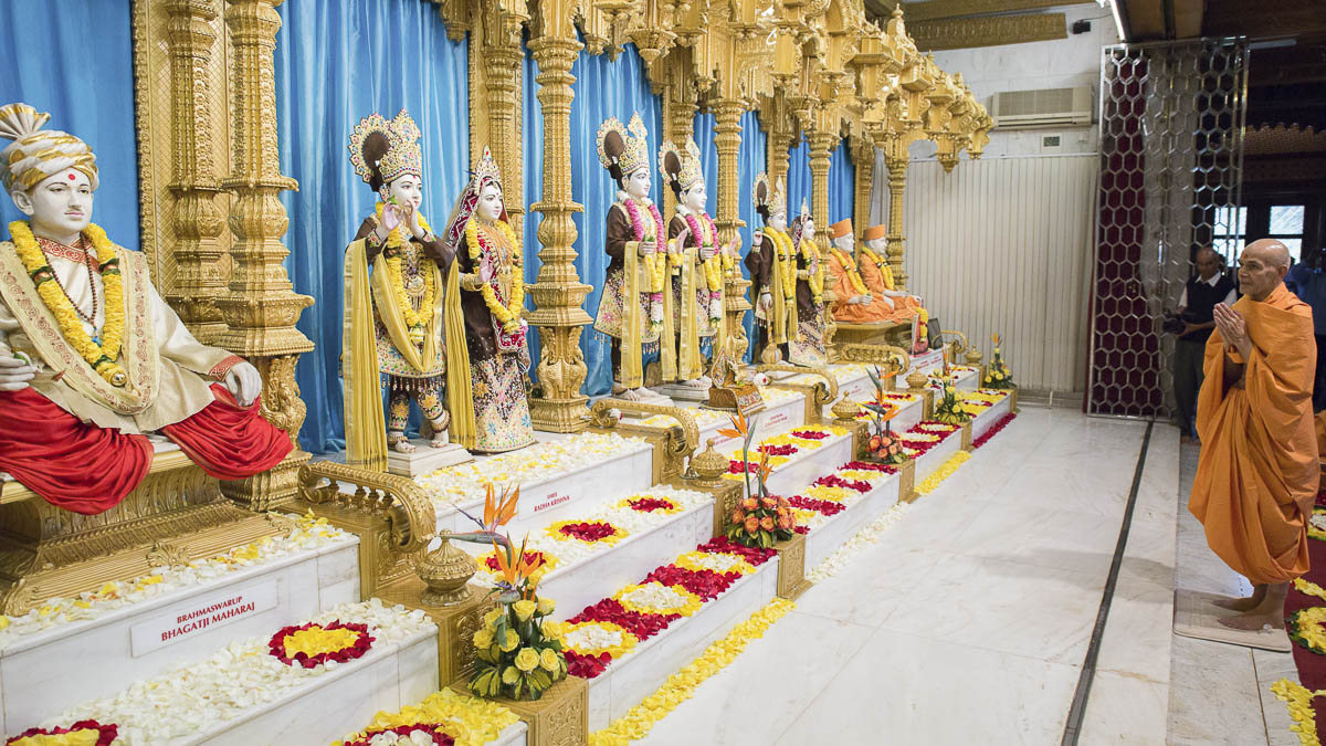Swamishri engrossed in darshan of Thakorji, 12 Apr 2017
