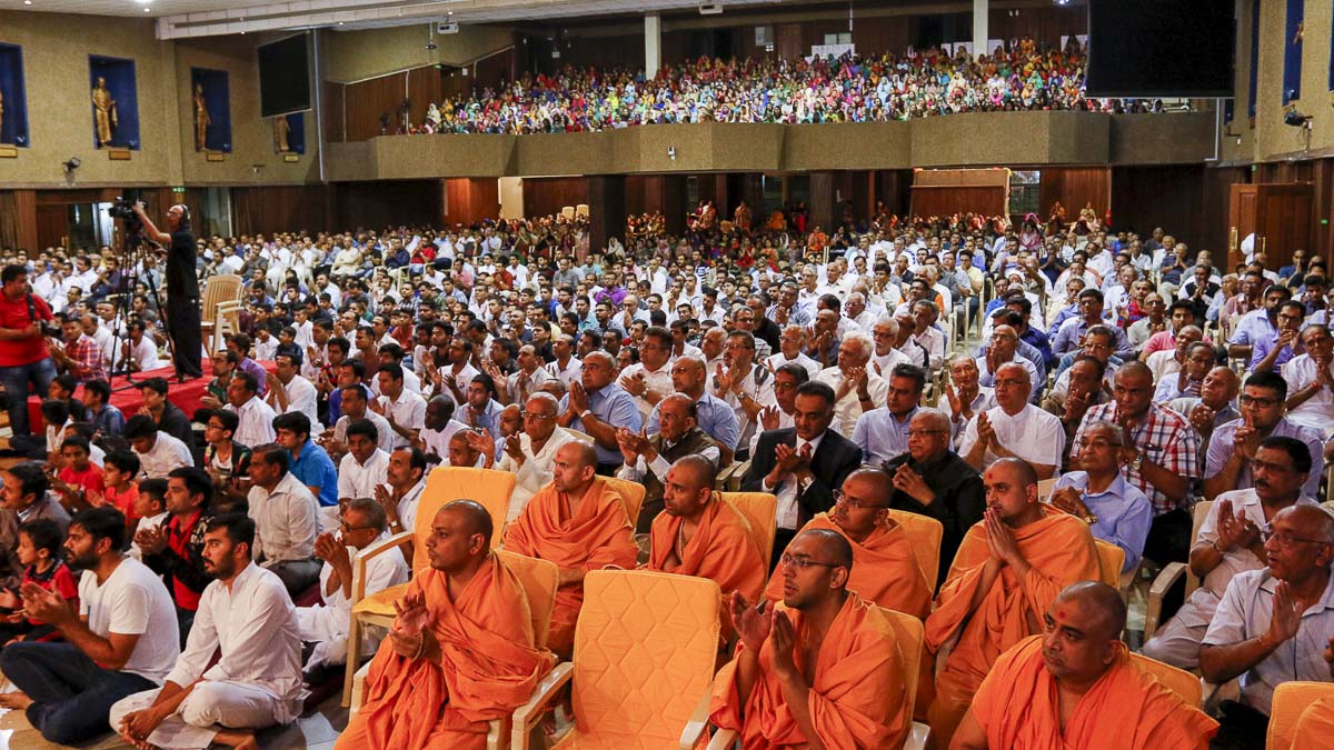 Sadhus and devotees during the assembly, 12 Apr 2017