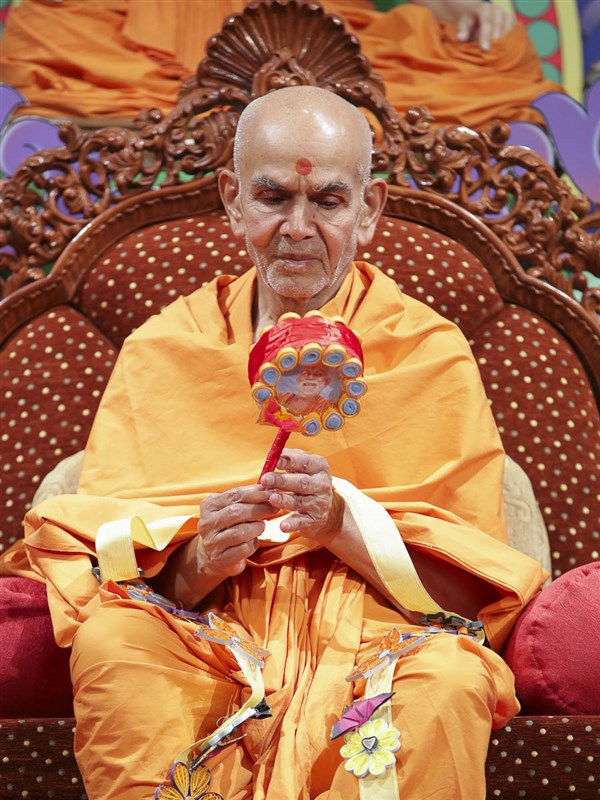 Swamishri sanctifies a chhadi, 12 Apr 2017