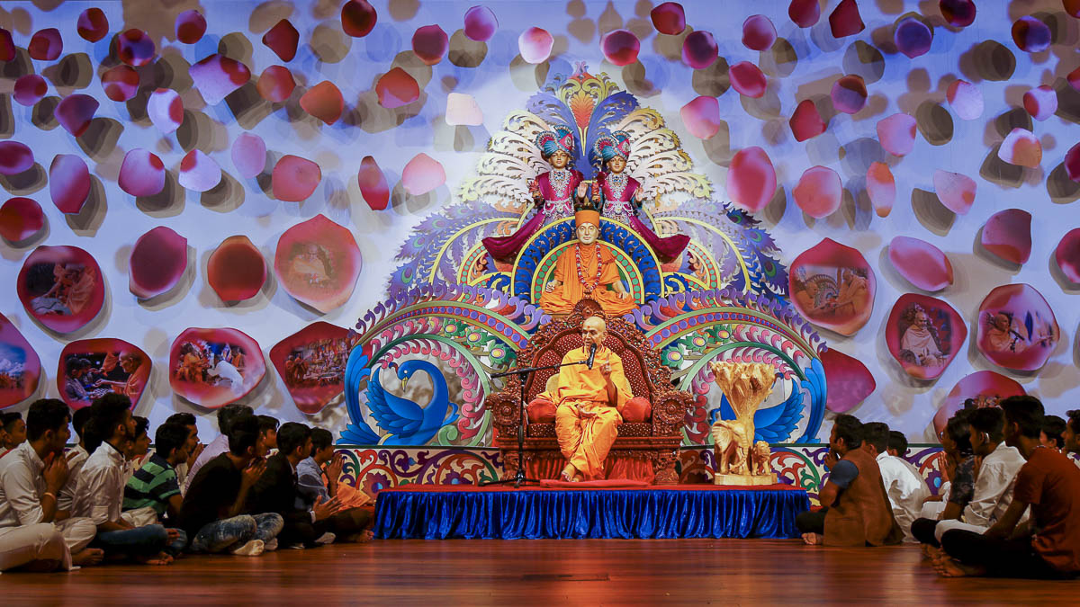 Swamishri blesses the assembly, 12 Apr 2017