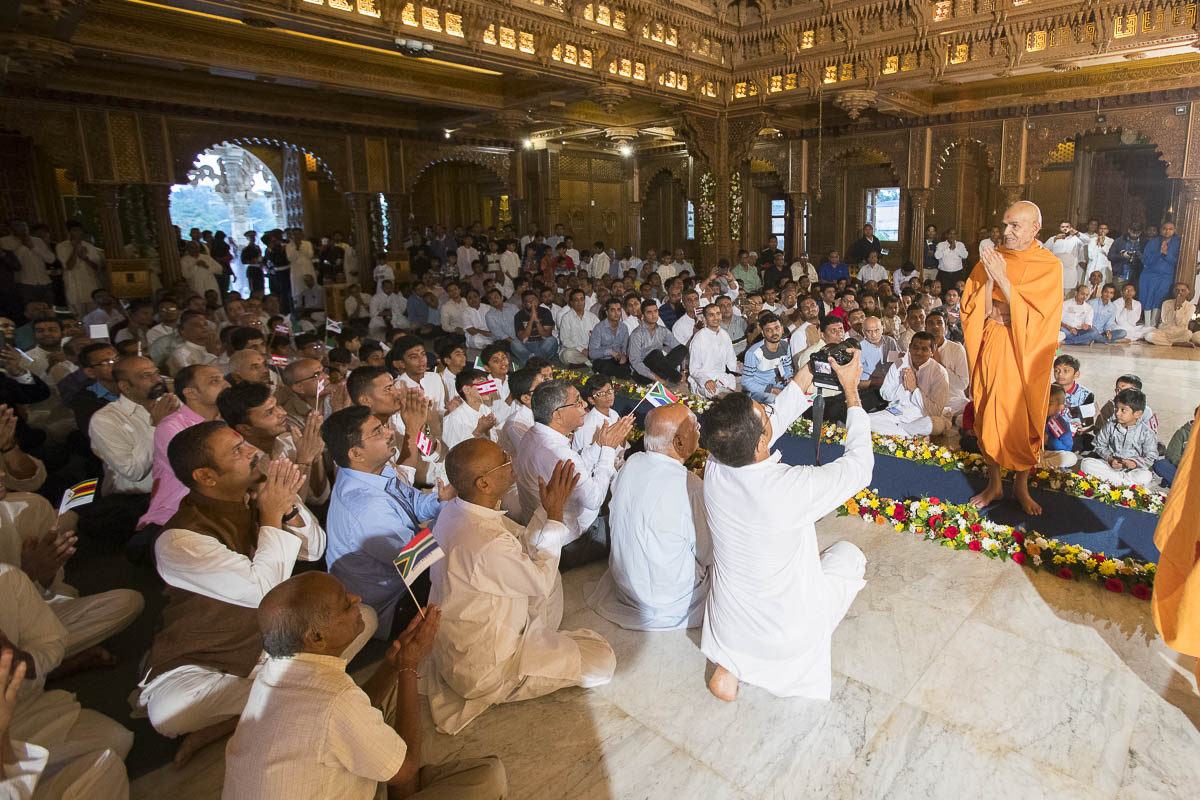 Swamishri greets devotees with 'Jai Swaminarayan', 13 Apr 2017