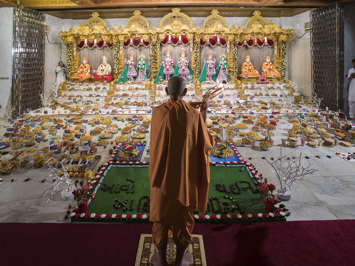 Swamishri performs arti, 13 Apr 2017
