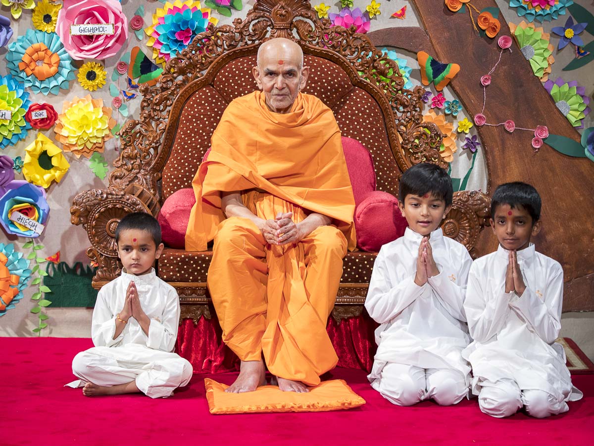 Swamishri blesses children, 13 Apr 2017