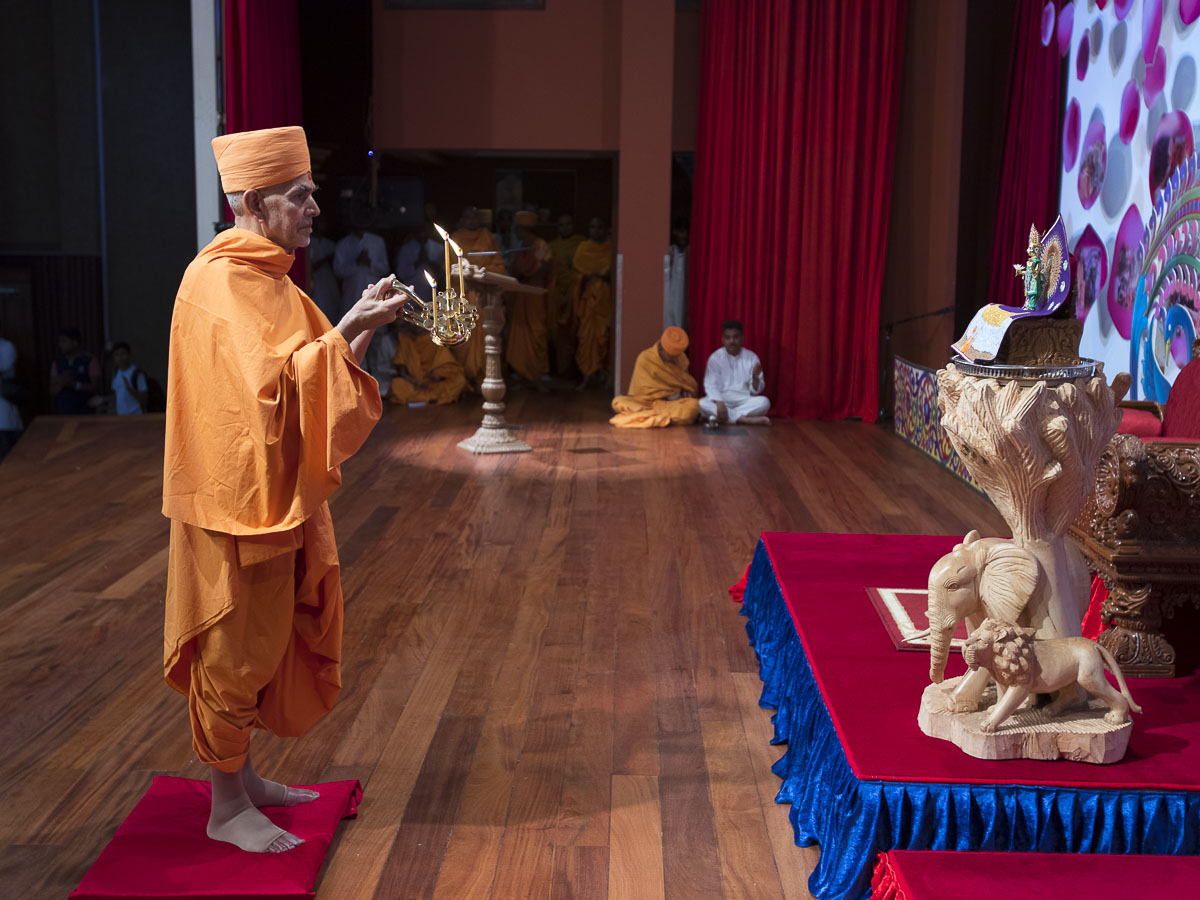 Swamishri performs evening arti, 13 Apr 2017