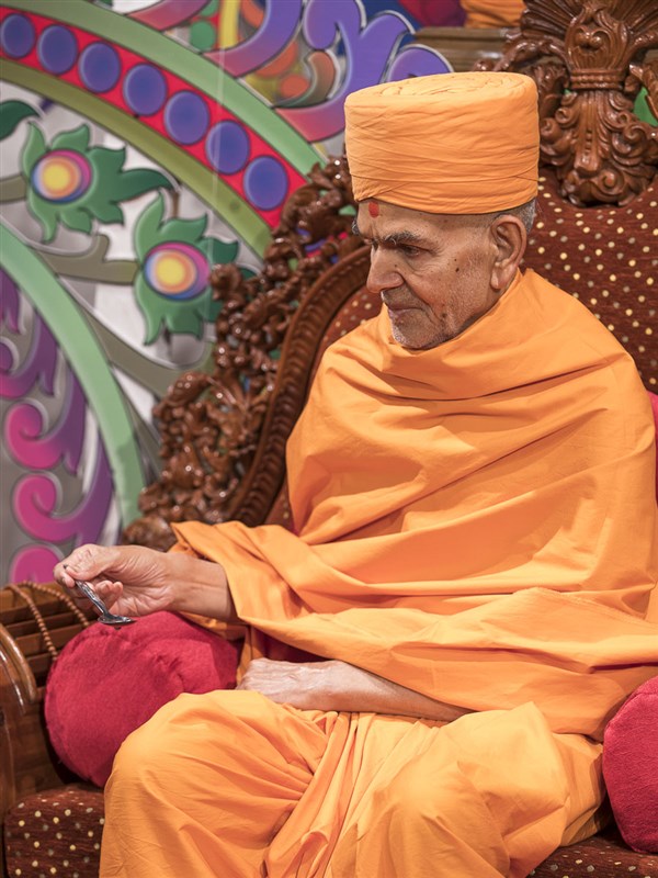Swamishri performs diksha mahapuja rituals, 13 Apr 2017
