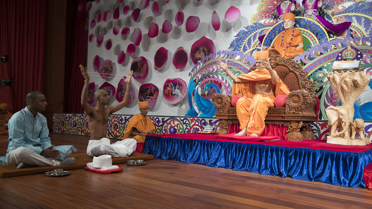 Swamishri and sadhak perform diksha mahapuja rituals, 13 Apr 2017