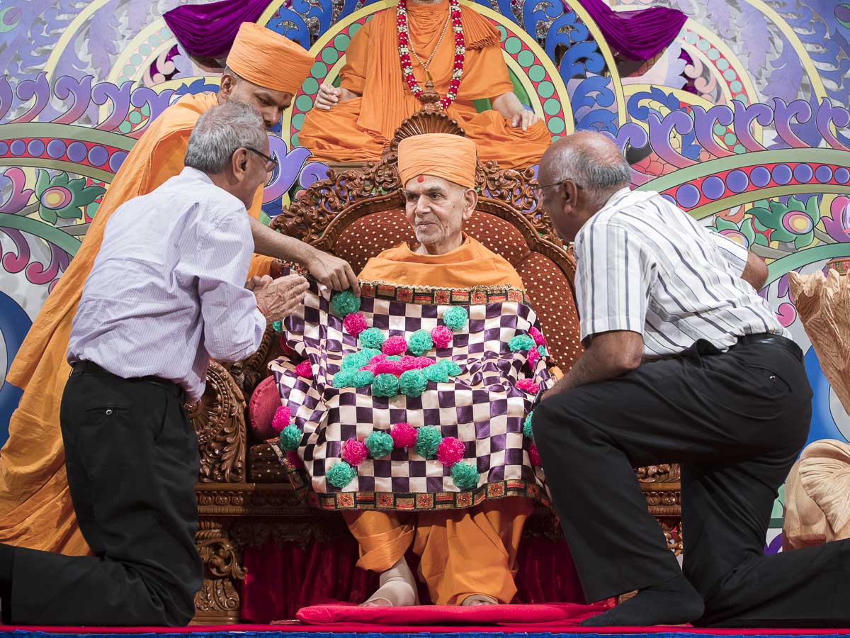 Devotees honor Swamishri with a shawl, 13 Apr 2017