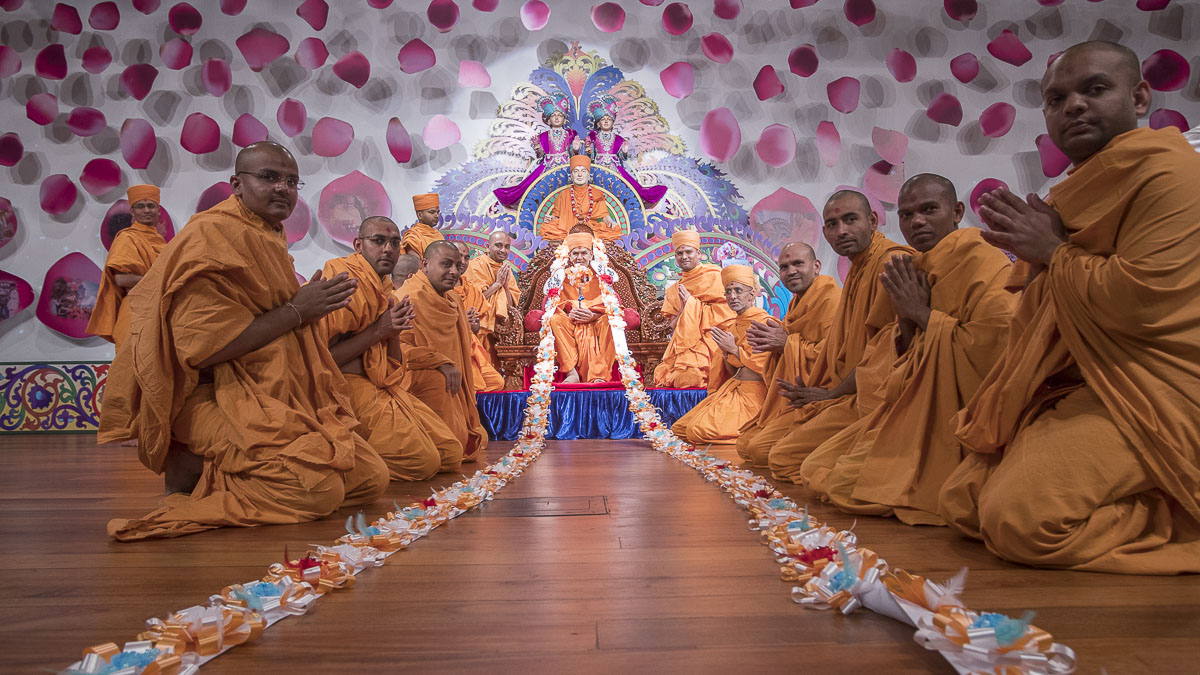 Sadhus honor Swamishri with a garland, 13 Apr 2017