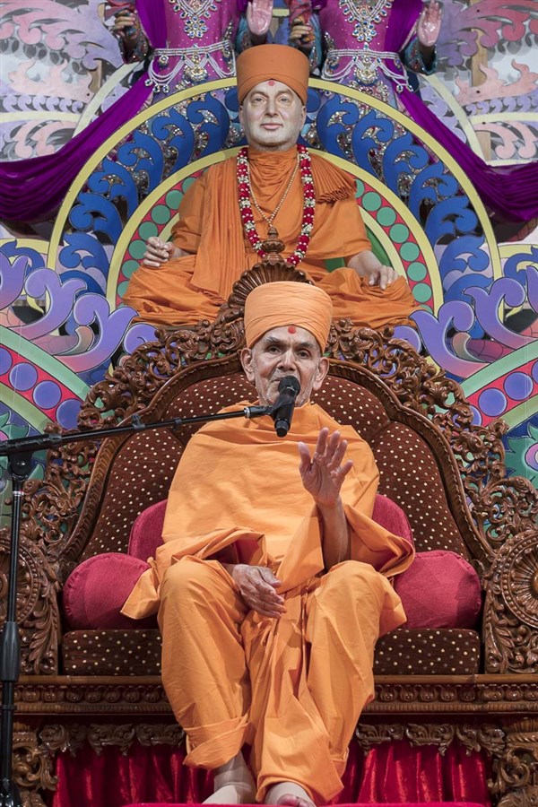 Swamishri blesses the assembly, 13 Apr 2017