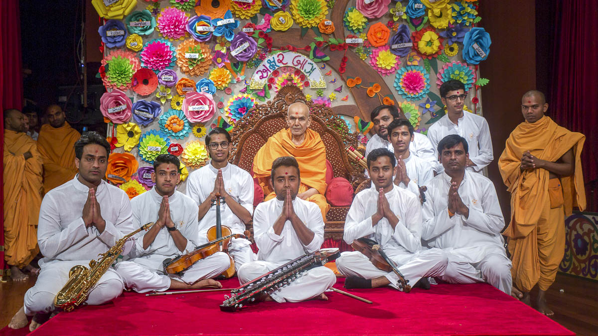 Swamishri blesses youths, 14 Apr 2017