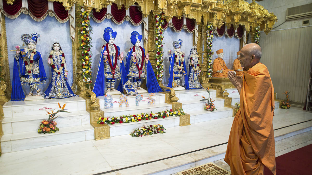 Swamishri engrossed in darshan of Thakorji, 14 Apr 2017