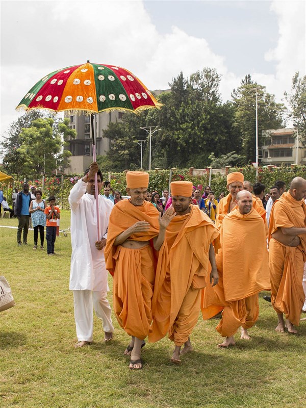 Swamishri departs from Nairobi, 14 Apr 2017