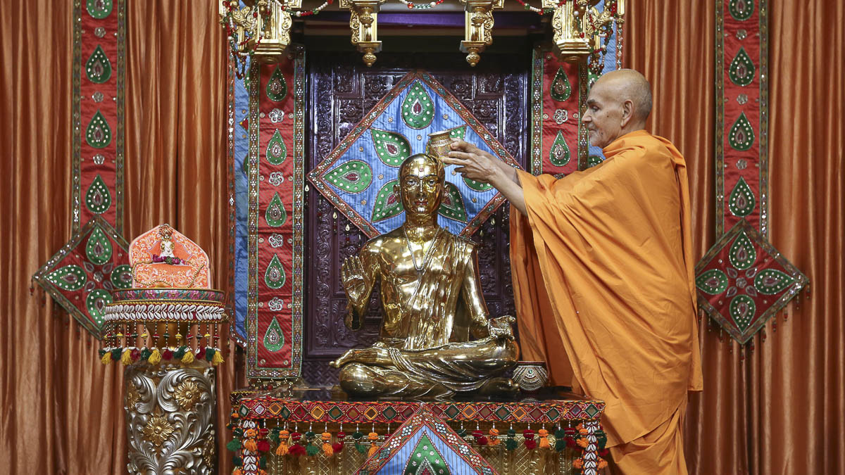 Swamishri performs abhishek of Shri Bhagwan Swaminarayan (abhishek murti), 14 Apr 2017