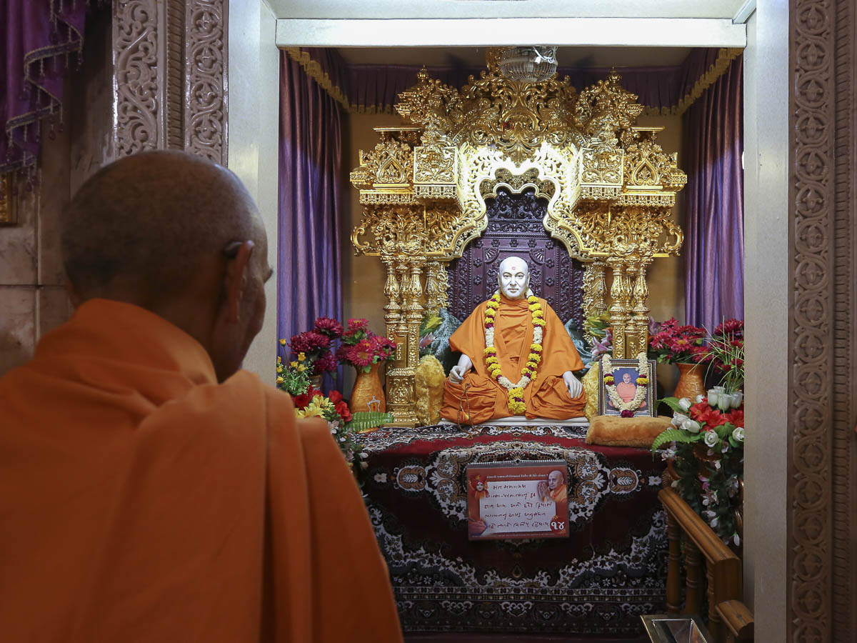 Swamishri engrossed in darshan of Brahmaswarup Pramukh Swami Maharaj, 14 Apr 2017