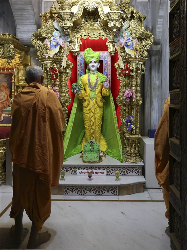 Swamishri engrossed in darshan of Shri Ghanshyam Maharaj, 14 Apr 2017
