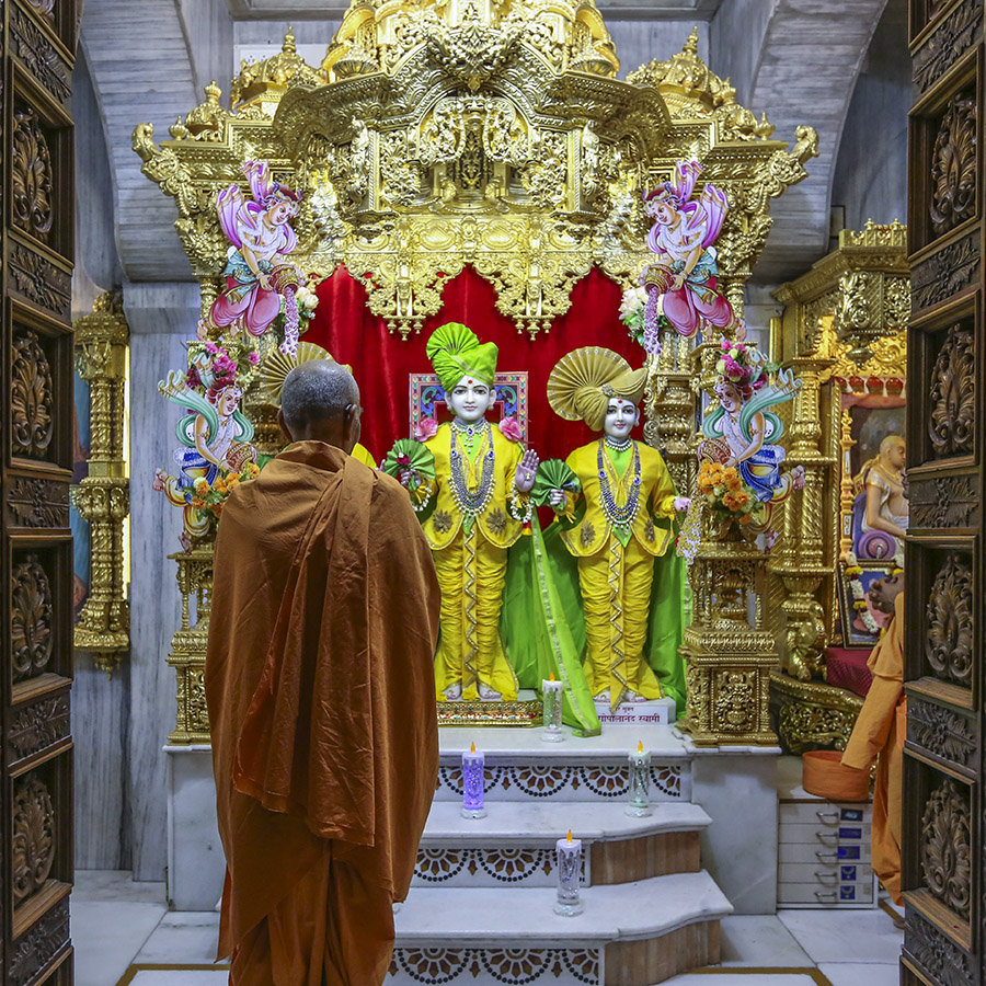 Swamishri engrossed in darshan of Thakorji, 14 Apr 2017