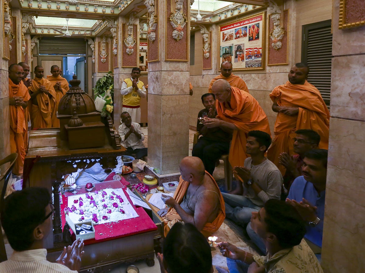 Param Pujya Mahant Swami Maharaj performs morning mahapuja arti, 15 Apr 2017