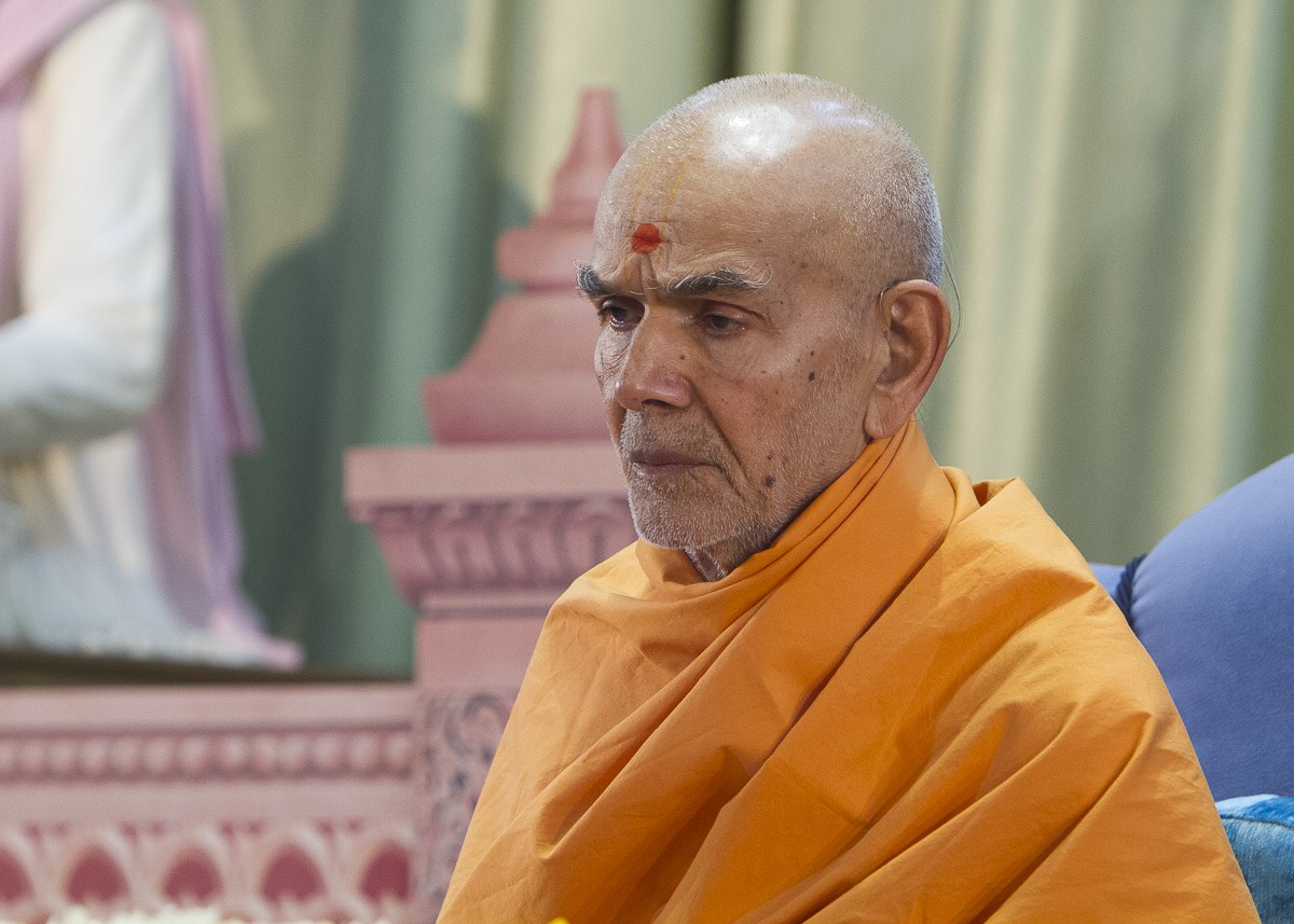 Swamishri performs his morning puja, 15 Apr 2017