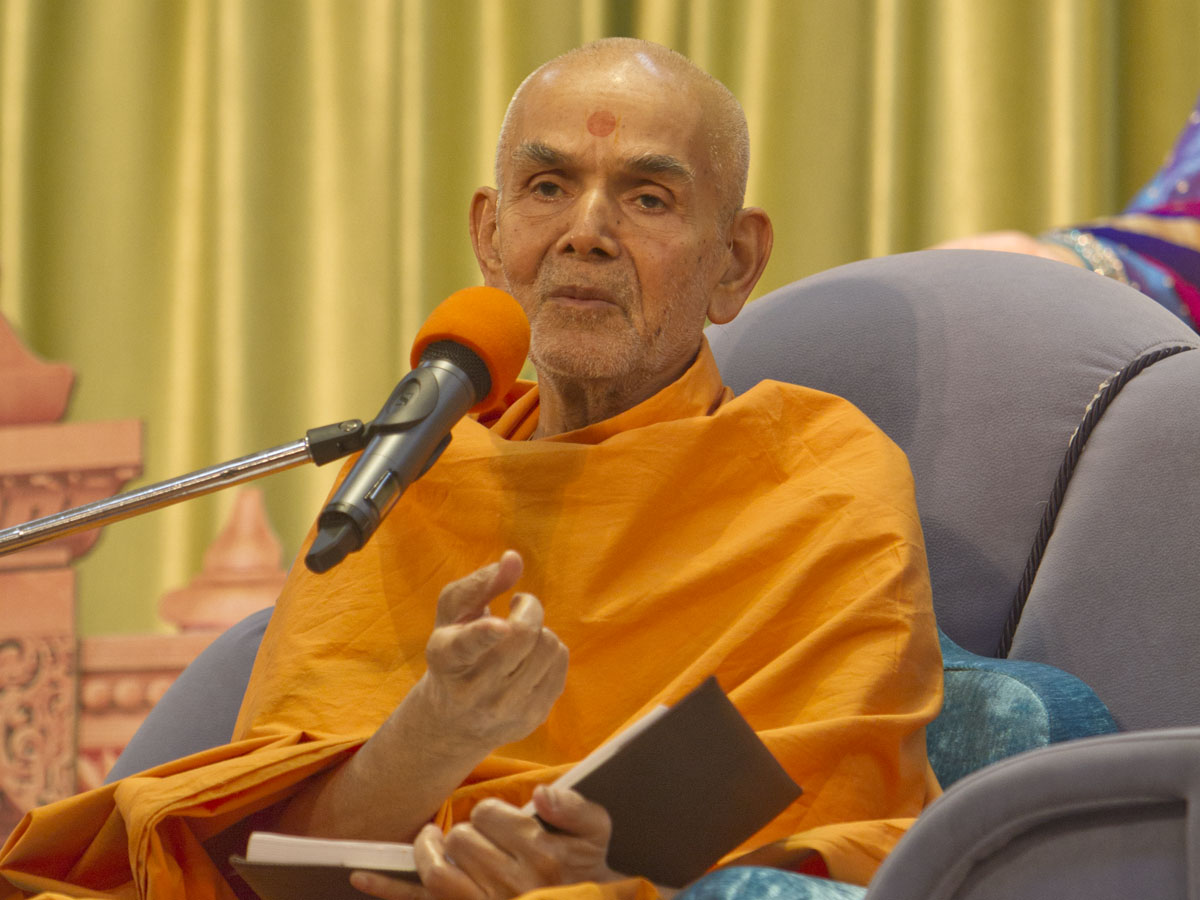 Swamishri blesses the assembly, 15 Apr 2017