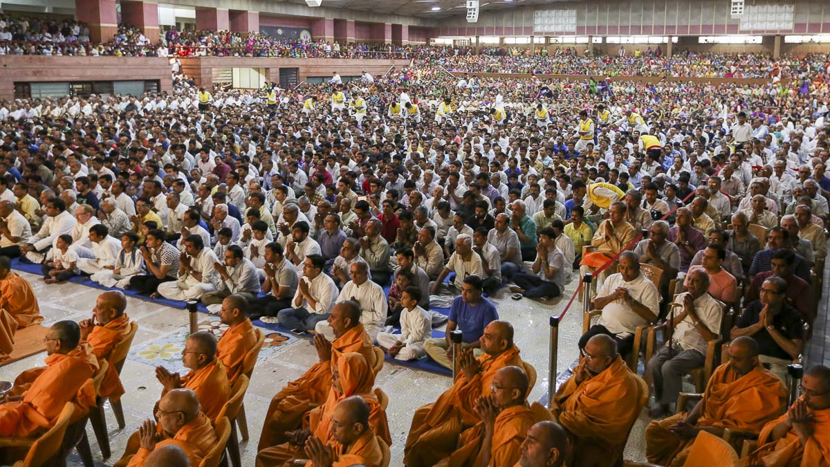 Sadhus and devotees doing Swamishri's puja darshan, 16 Apr 2017