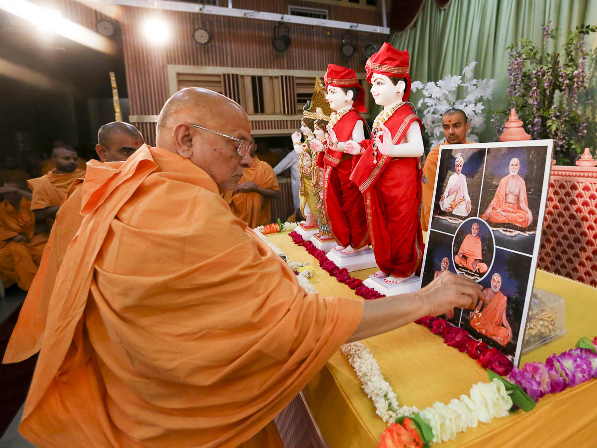 Pujya Ishwarcharan Swami performs pujan of the murtis for new BAPS Shri Swaminarayan Mandir, Tokyo, Japan, 16 Apr 2017