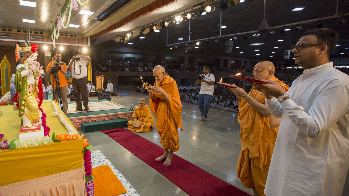 Swamishri and Pujya Ishwarcharan Swami perform pratishtha arti, 16 Apr 2017