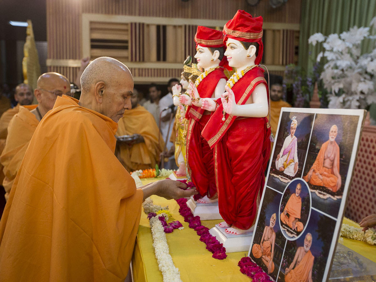 Swamishri offers mantra-pushpanjali, 16 Apr 2017