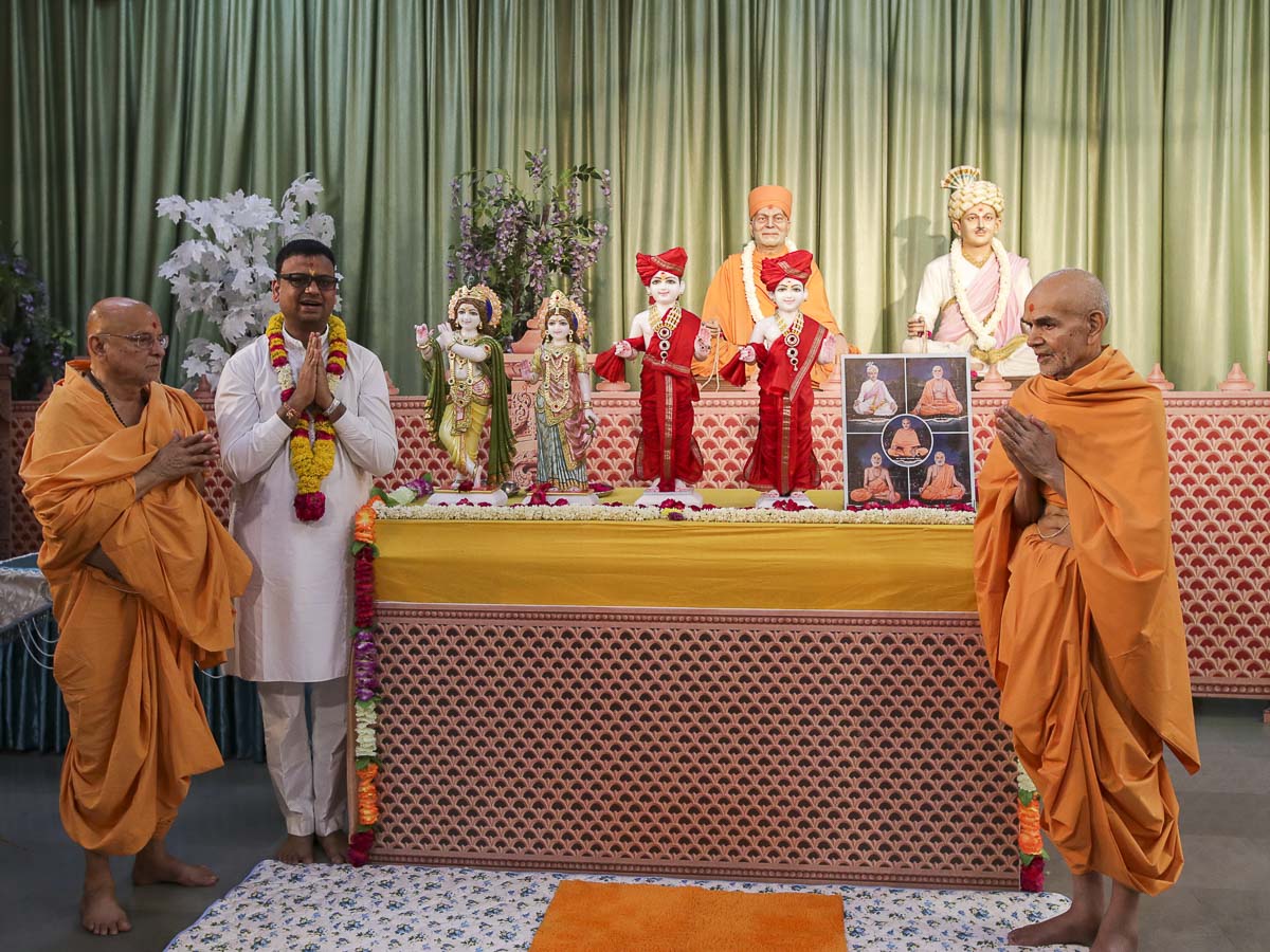Param Pujya Mahant Swami Maharaj, Pujya Ishwarcharan Swami and Kuldipbhai Mehta, 16 Apr 2017