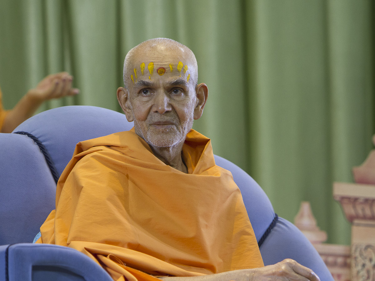 Swamishri during the assembly, 16 Apr 2017