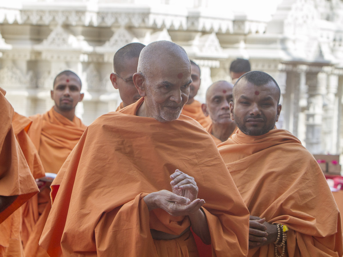 Swamishri blesses devotees, 17 Apr 2017