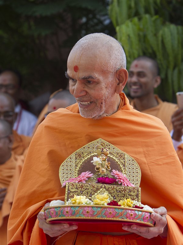 Swamishri in a divine, jovial mood, 17 Apr 2017