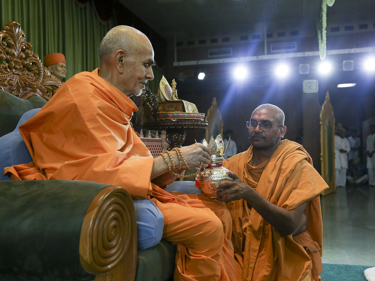 Swamishri sanctifies a kalash, 17 Apr 2017
