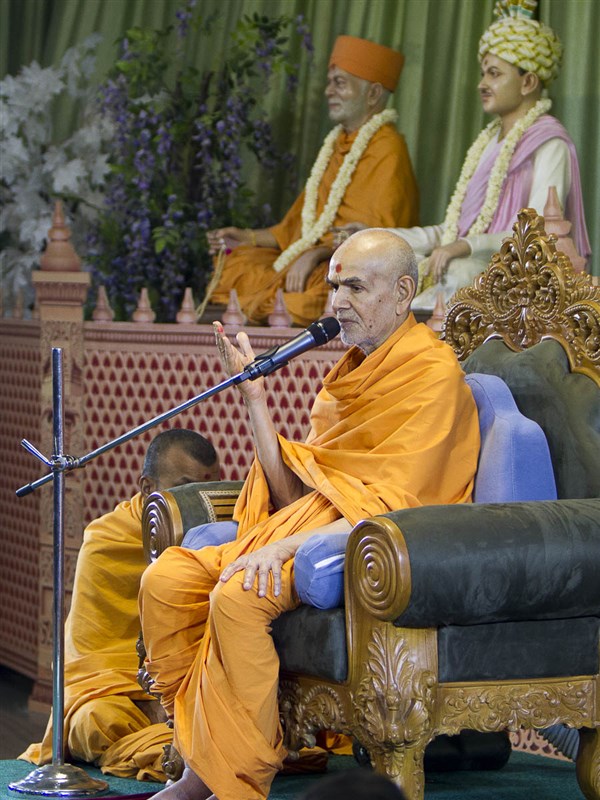 Swamishri blesses the Gramya Din assembly, 17 Apr 2017