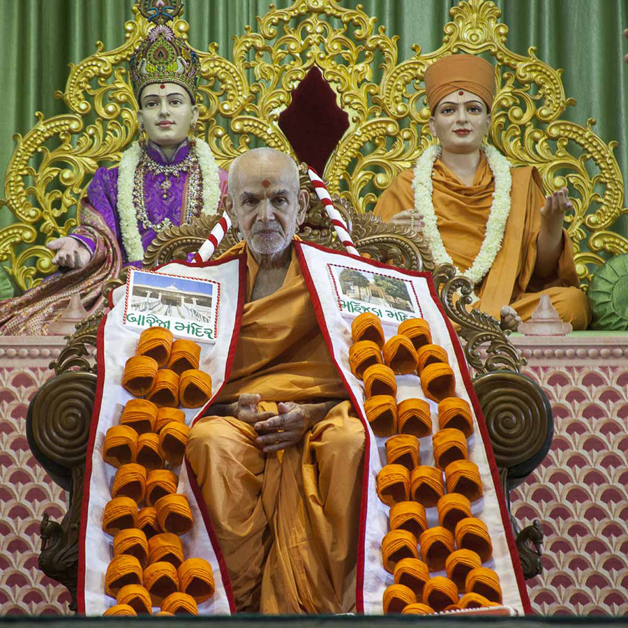 Swamishri honored with a garland, 18 Apr 2017