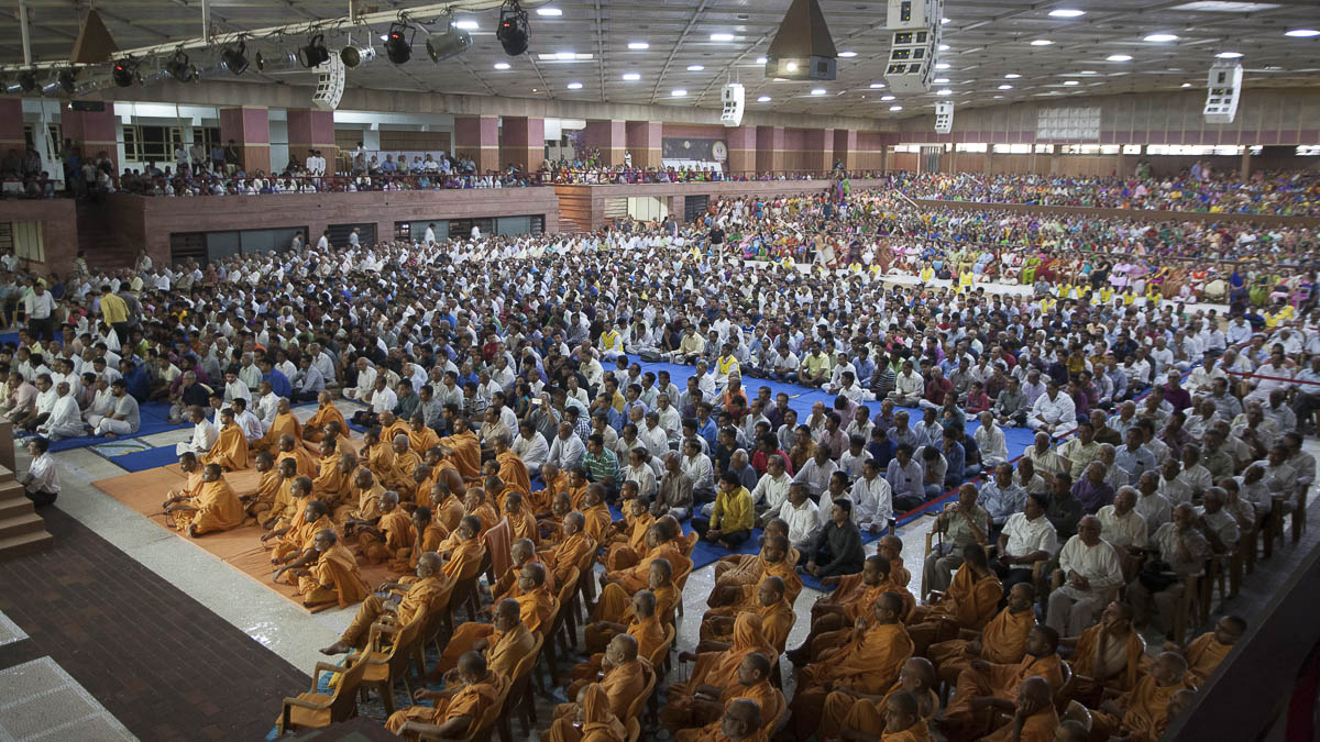 Devotees doing Swamishri's puja darshan, 18 Apr 2017