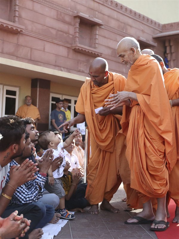 Swamishri blesses a child, 18 Apr 2017